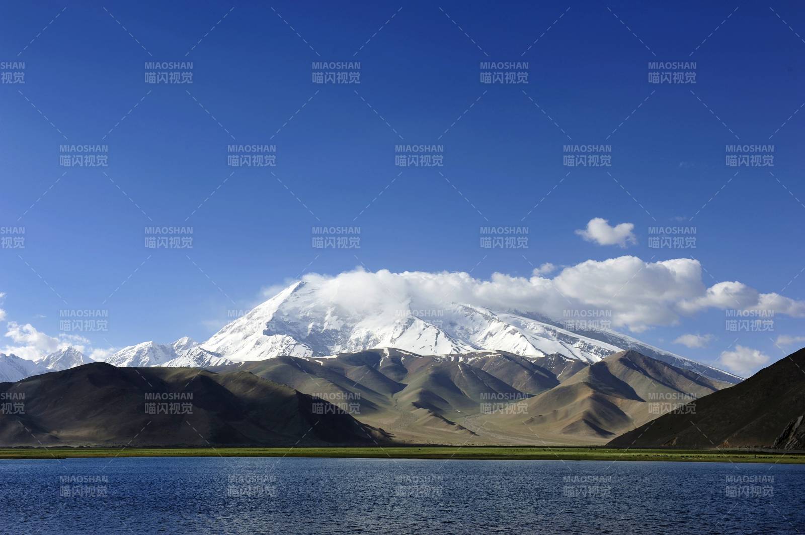新疆雪山湖景图片
