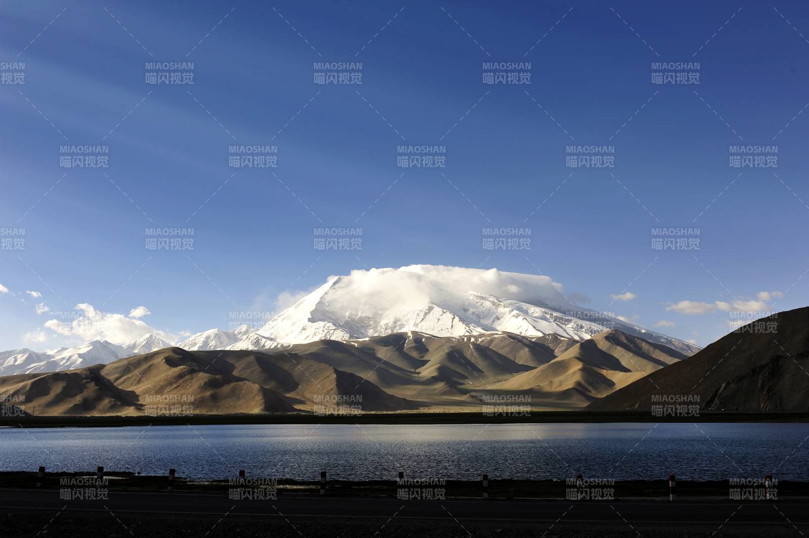 新疆雪山映湖光图片