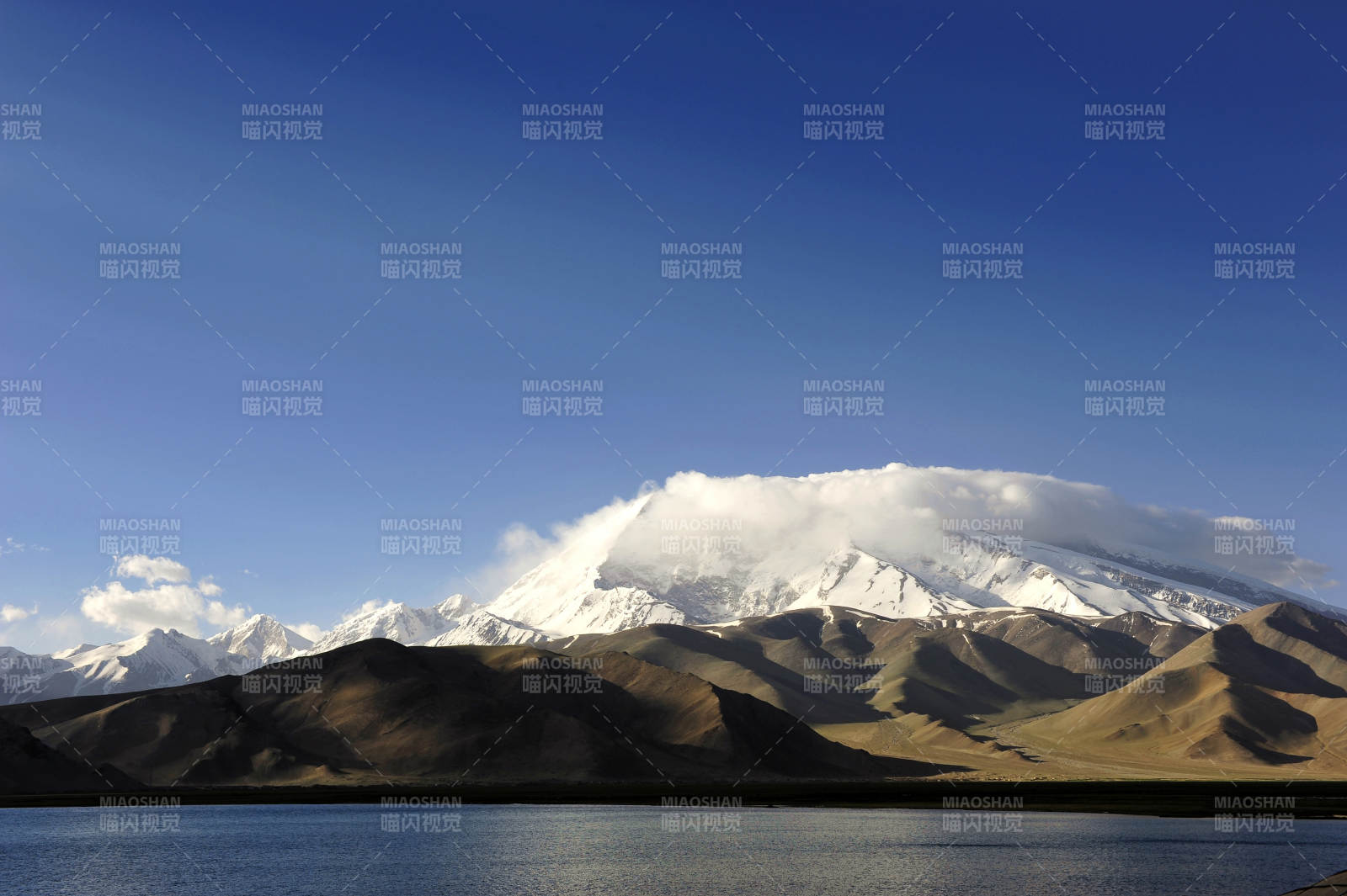 新疆雪山映湖 云绕峰巅图片
