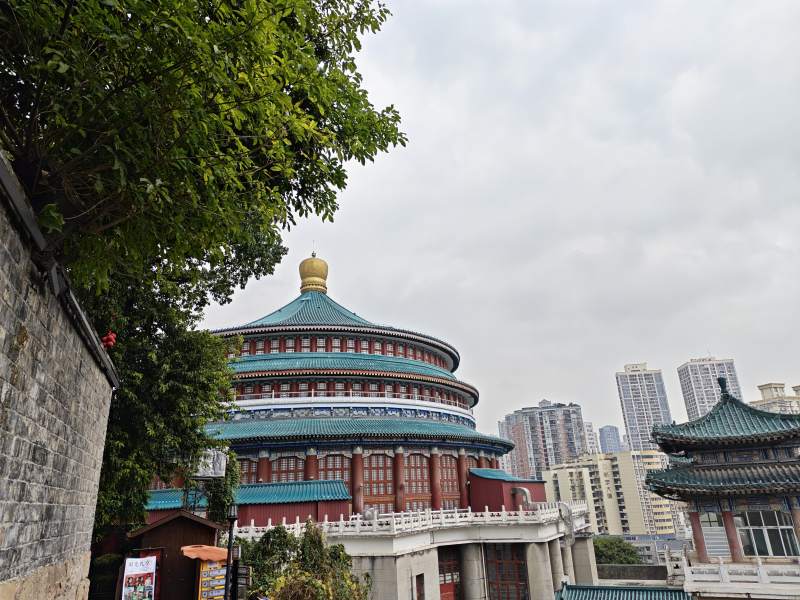 重庆人民大礼堂古建筑与现代城景图片