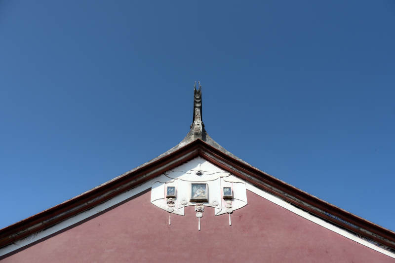 闽南古厝红墙白檐映蓝天图片