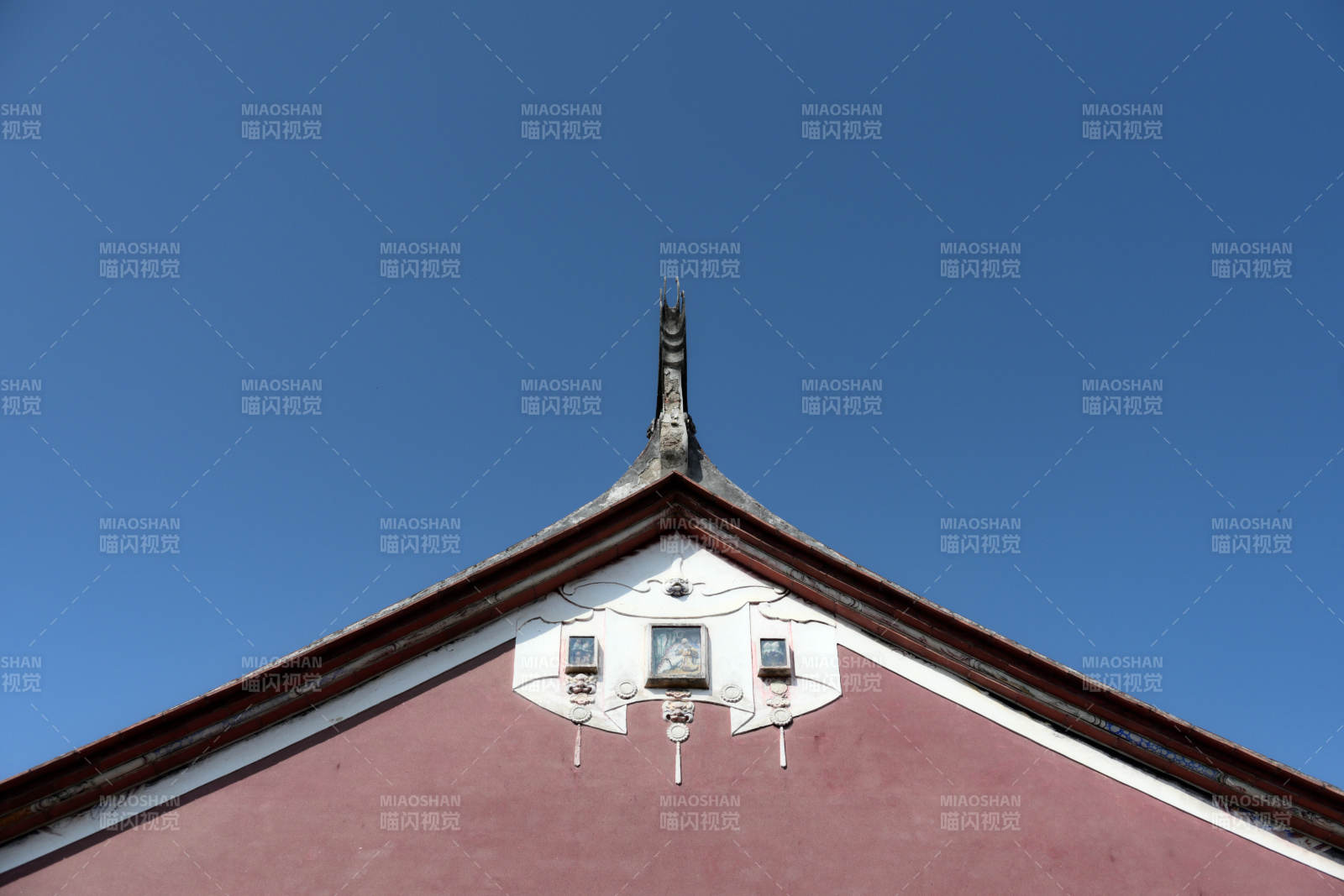 闽南古厝红墙白檐映蓝天图片