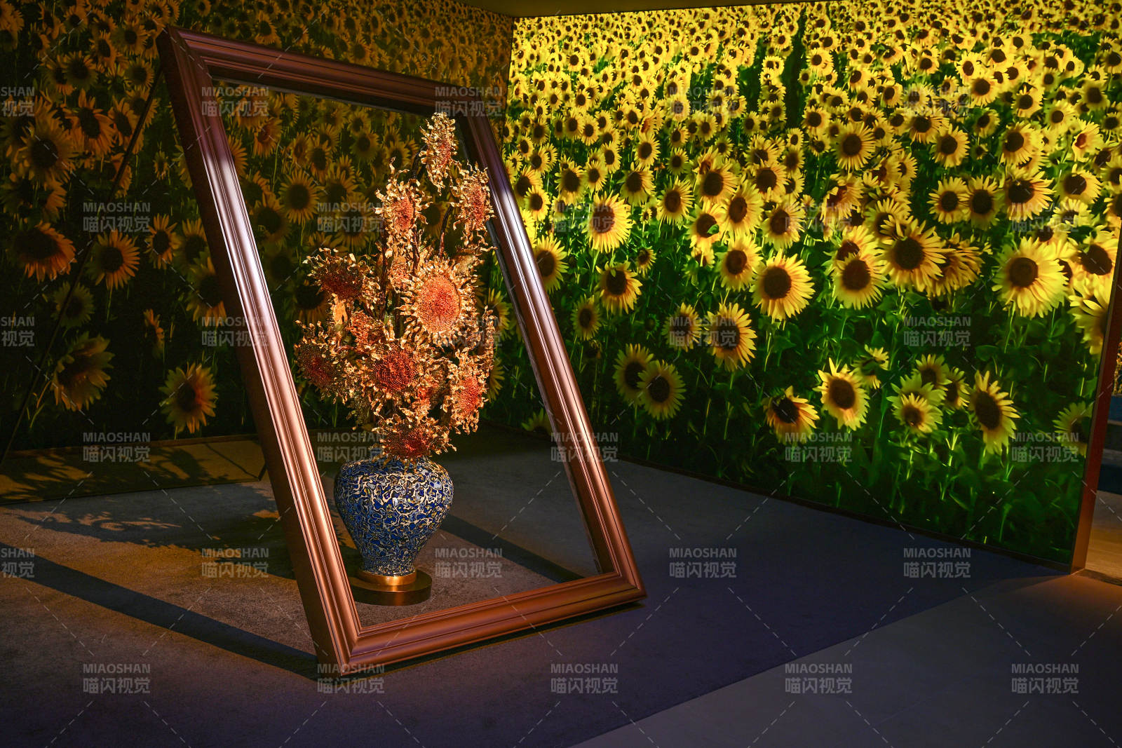 向日葵花海中的画框与花瓶艺术装置景观图片