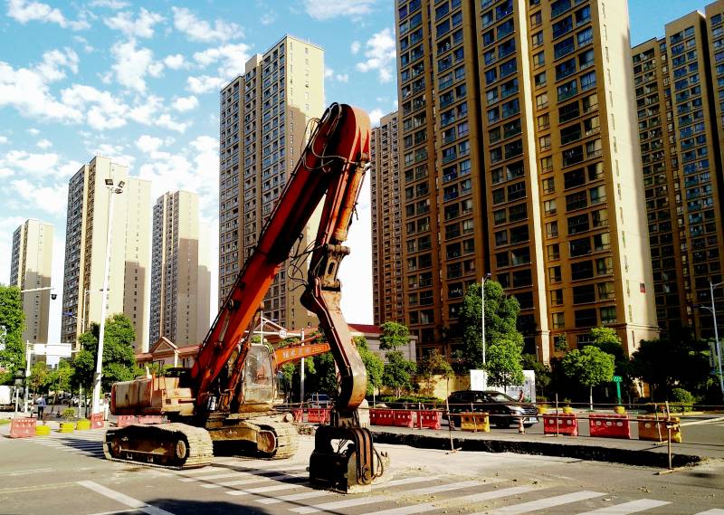 城市施工中的挖掘机图片