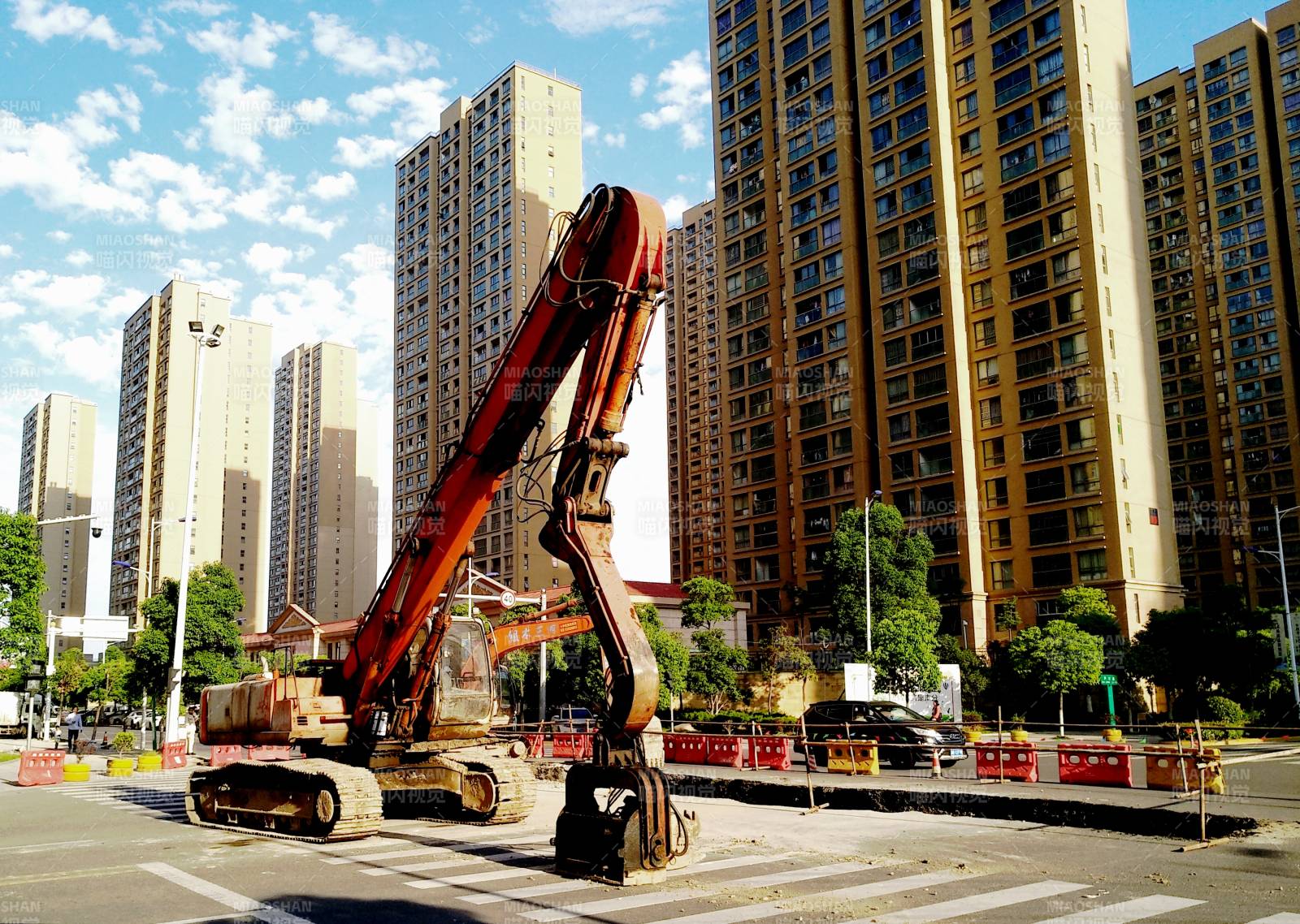 城市施工中的挖掘机图片