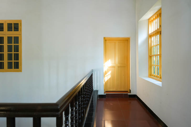 阳光洒满的走廊图片