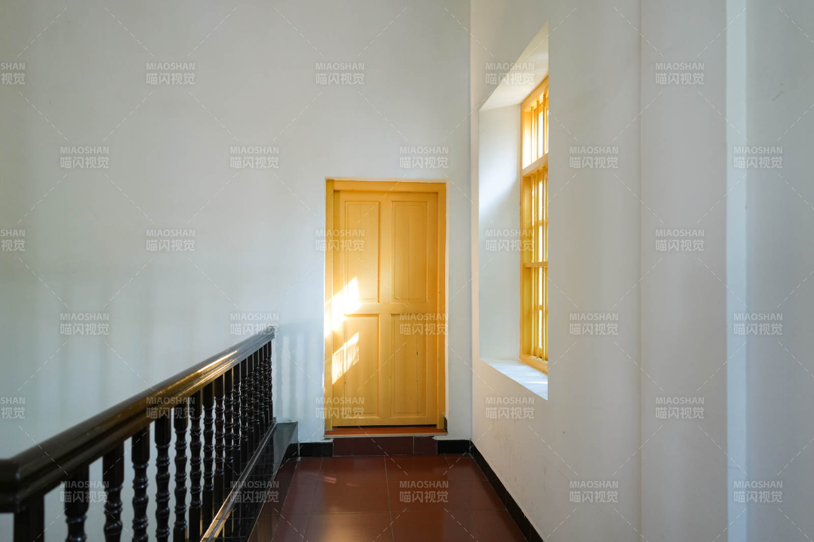 阳光洒落的走廊图片