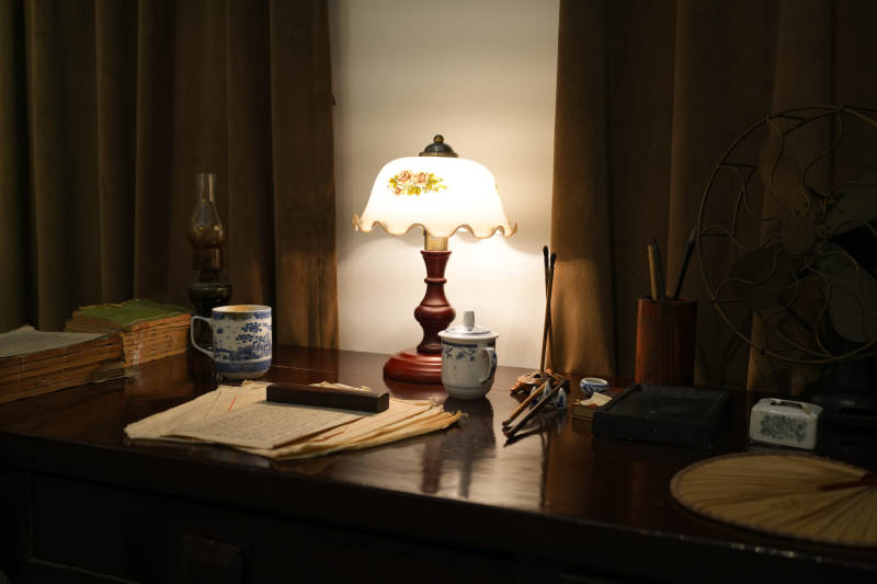 古朴书桌夜景图片