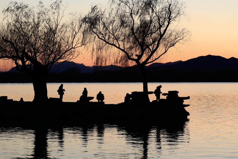 湖畔暮色群像图片