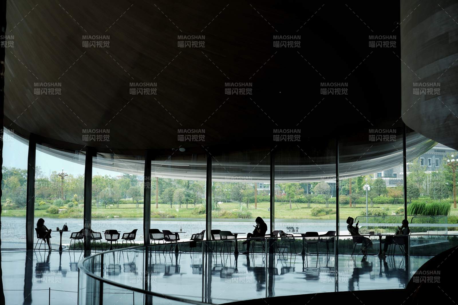 湖畔静谧咖啡馆图片