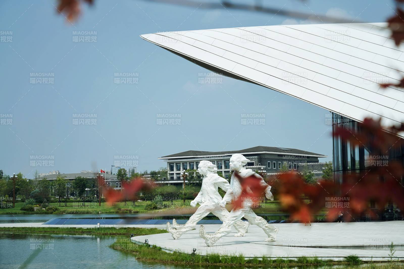 成都雕塑前的现代建筑图片