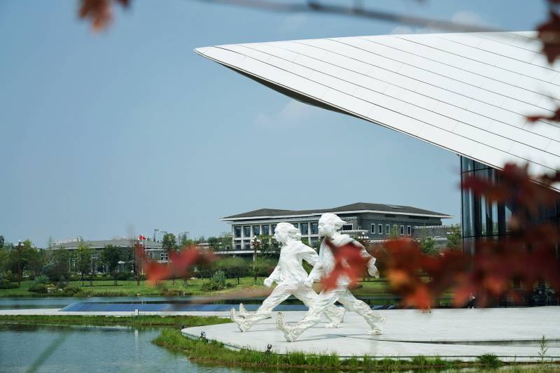 成都雕塑前的现代建筑图片