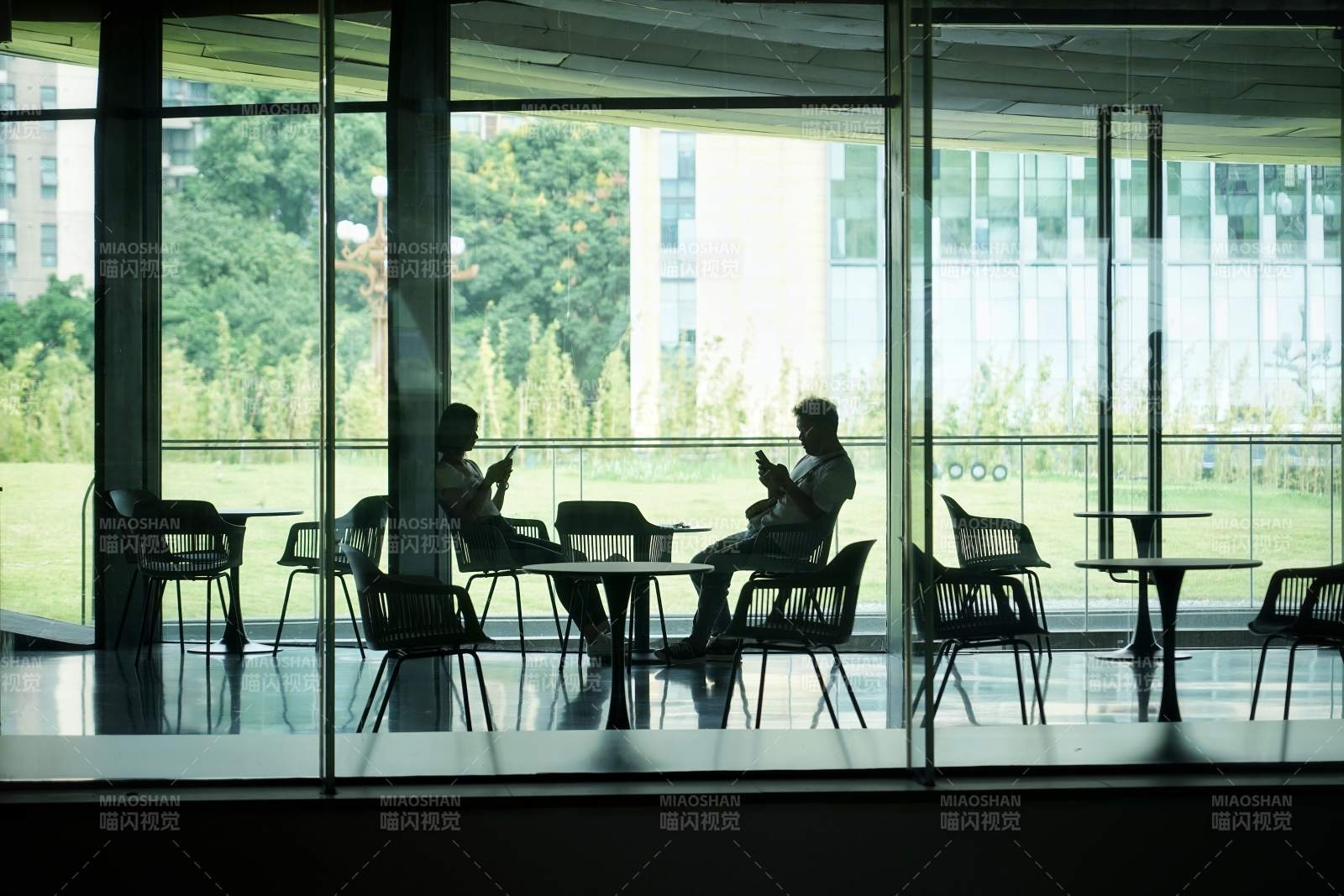 窗边静读时光图片