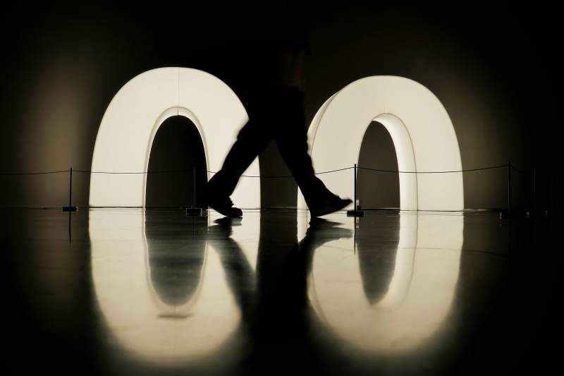 光影中的行走剪影图片