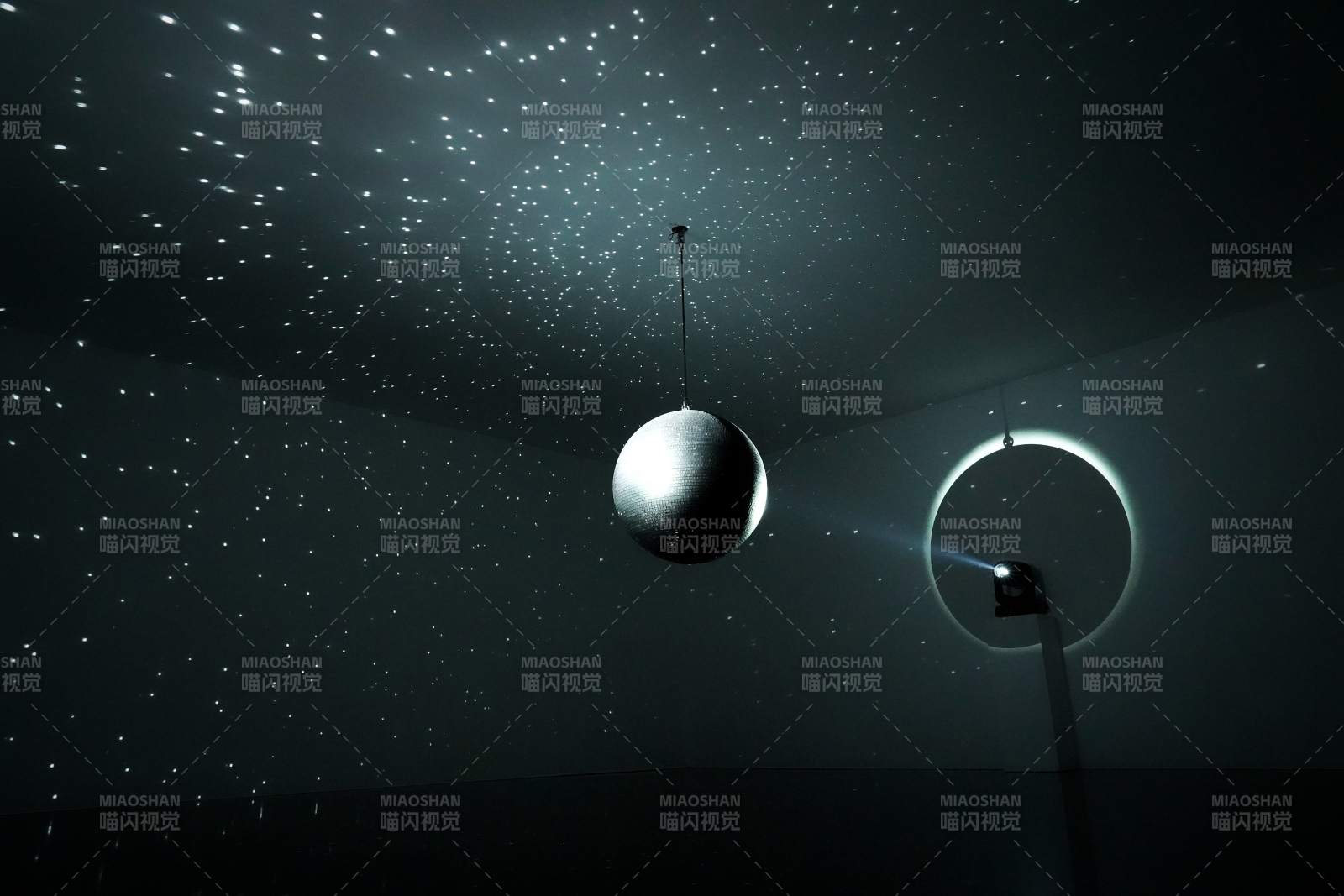 星夜悬球光影图片