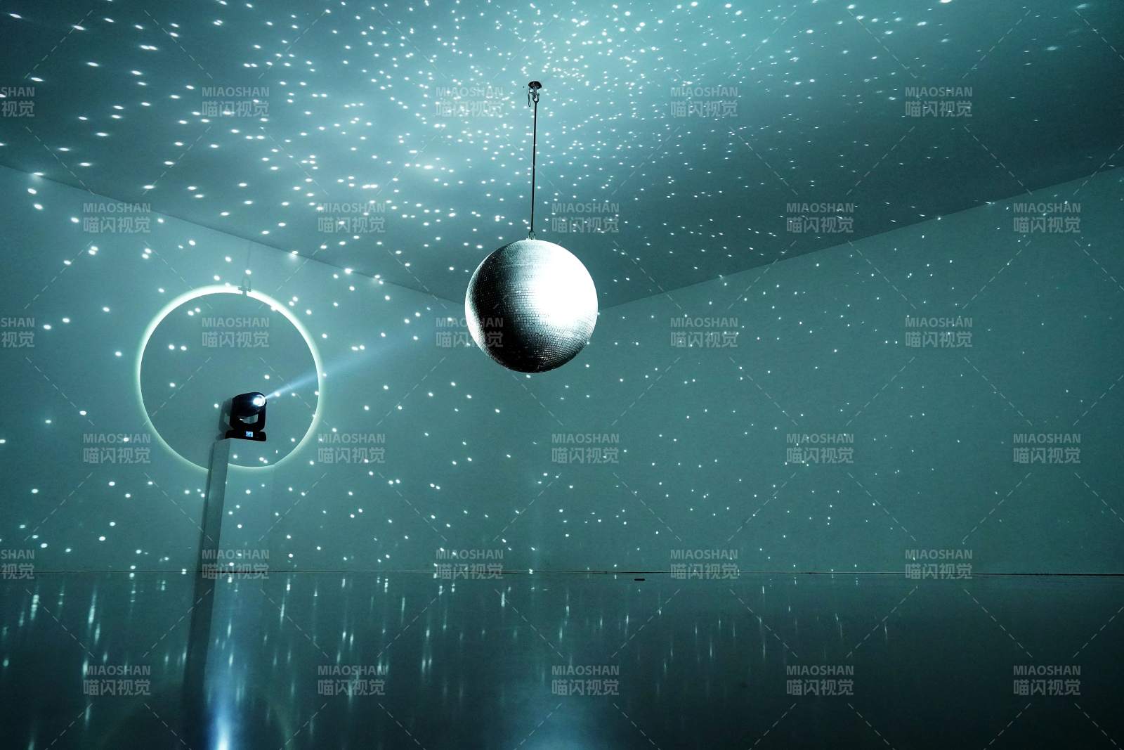 成都星空下的悬浮球体图片