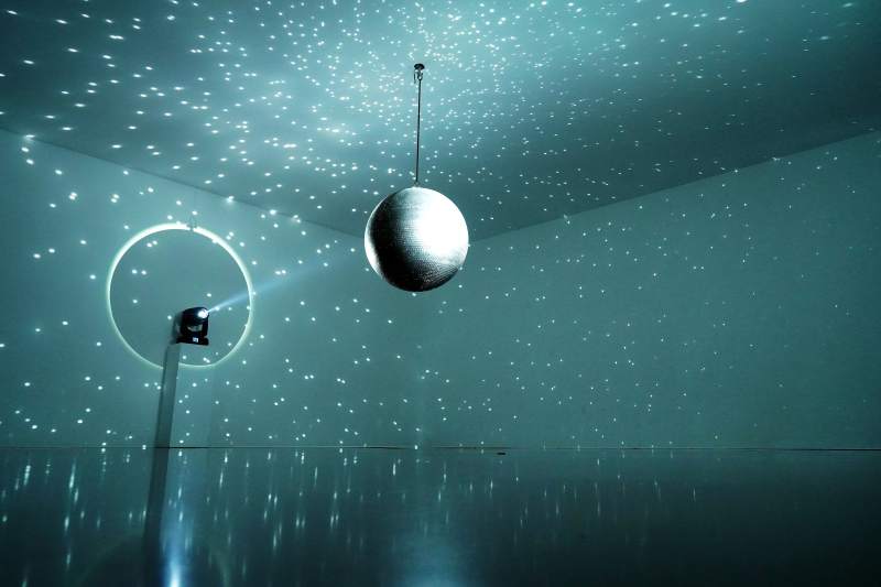 成都星空下的悬浮球体图片