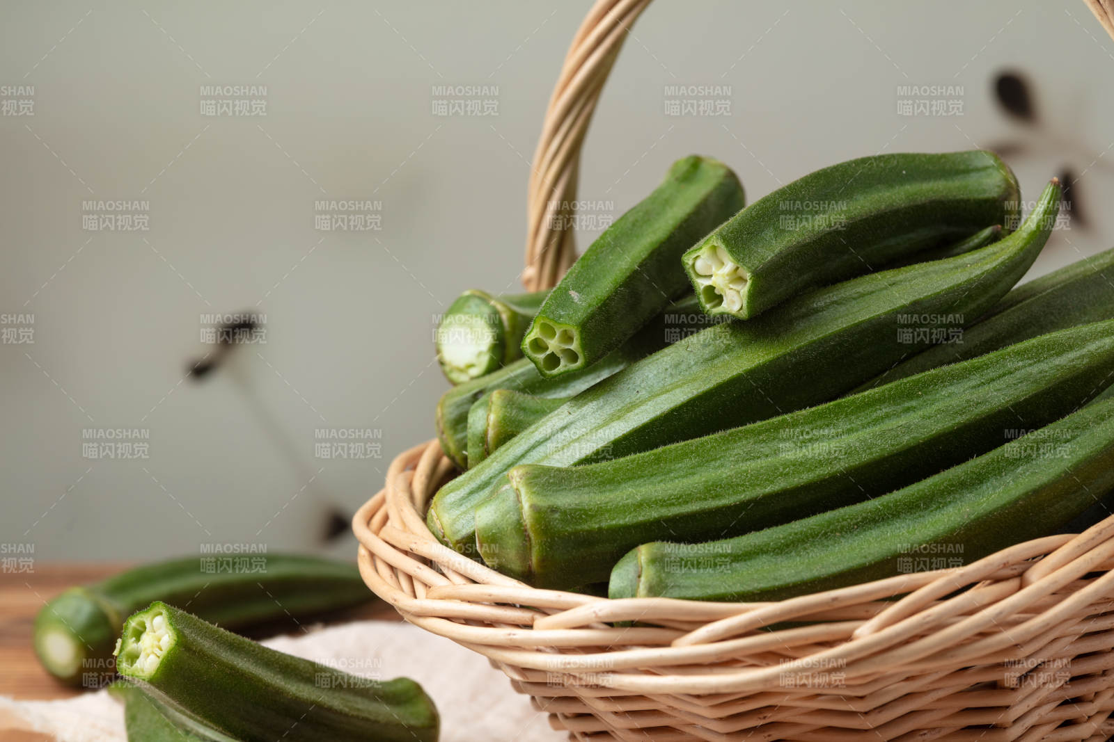 新鲜秋葵入篮图片