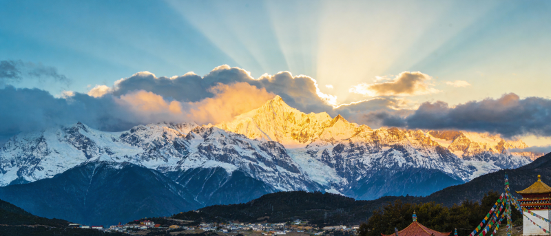 雪山日出 光芒万丈图片