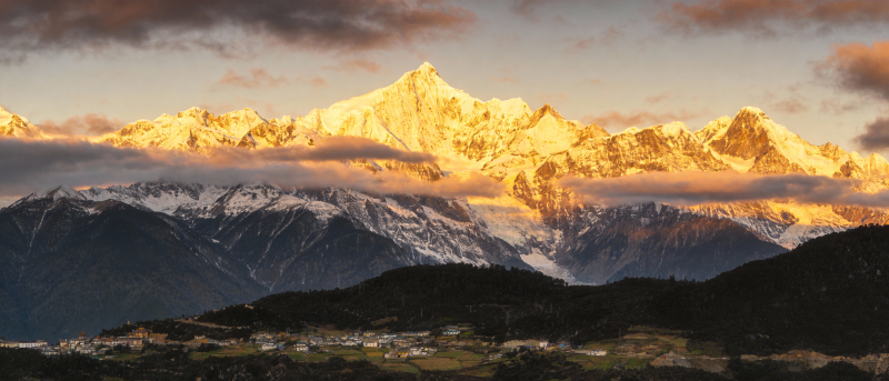 雪山日出美景图片