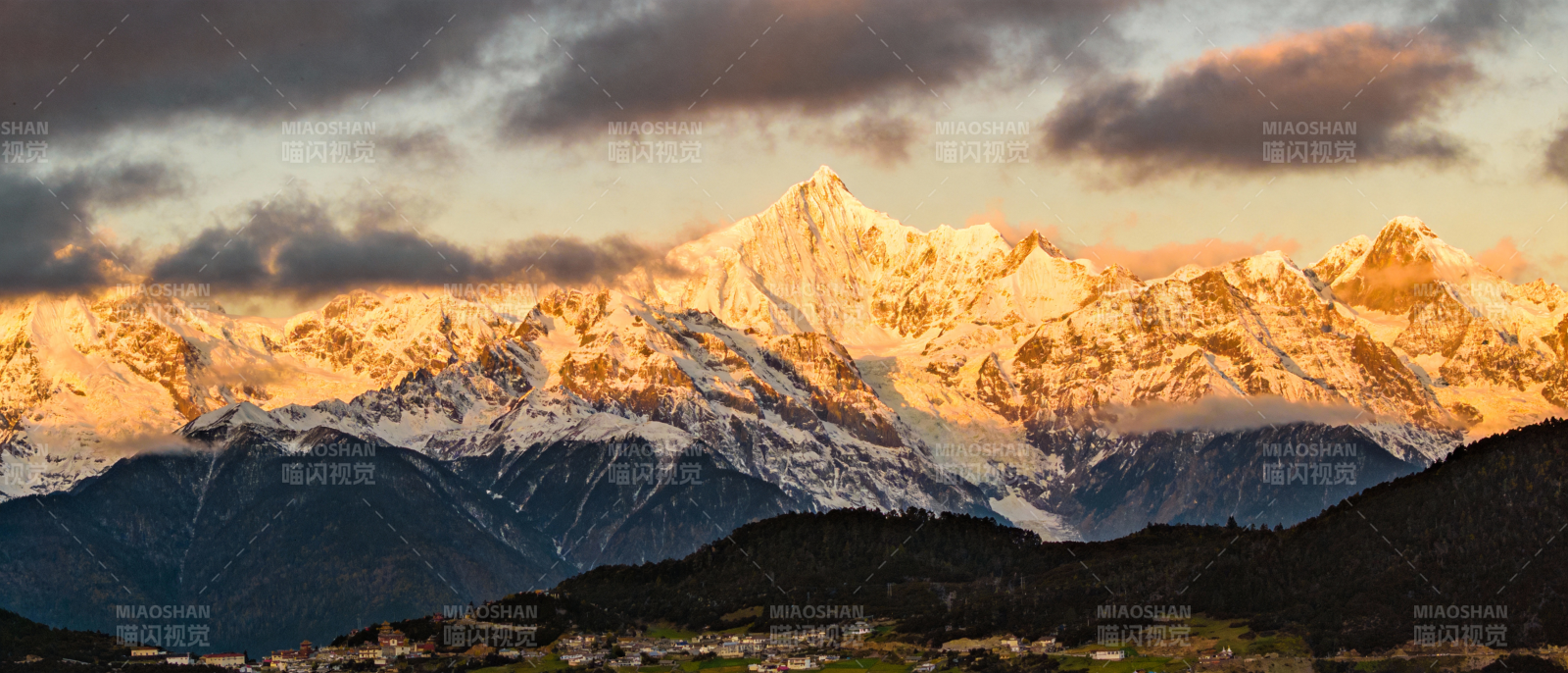 雪山日出美景图片