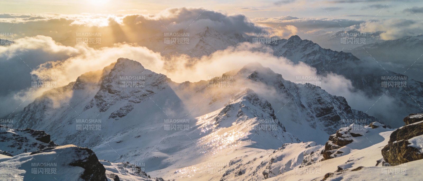 雪山日出云海图片