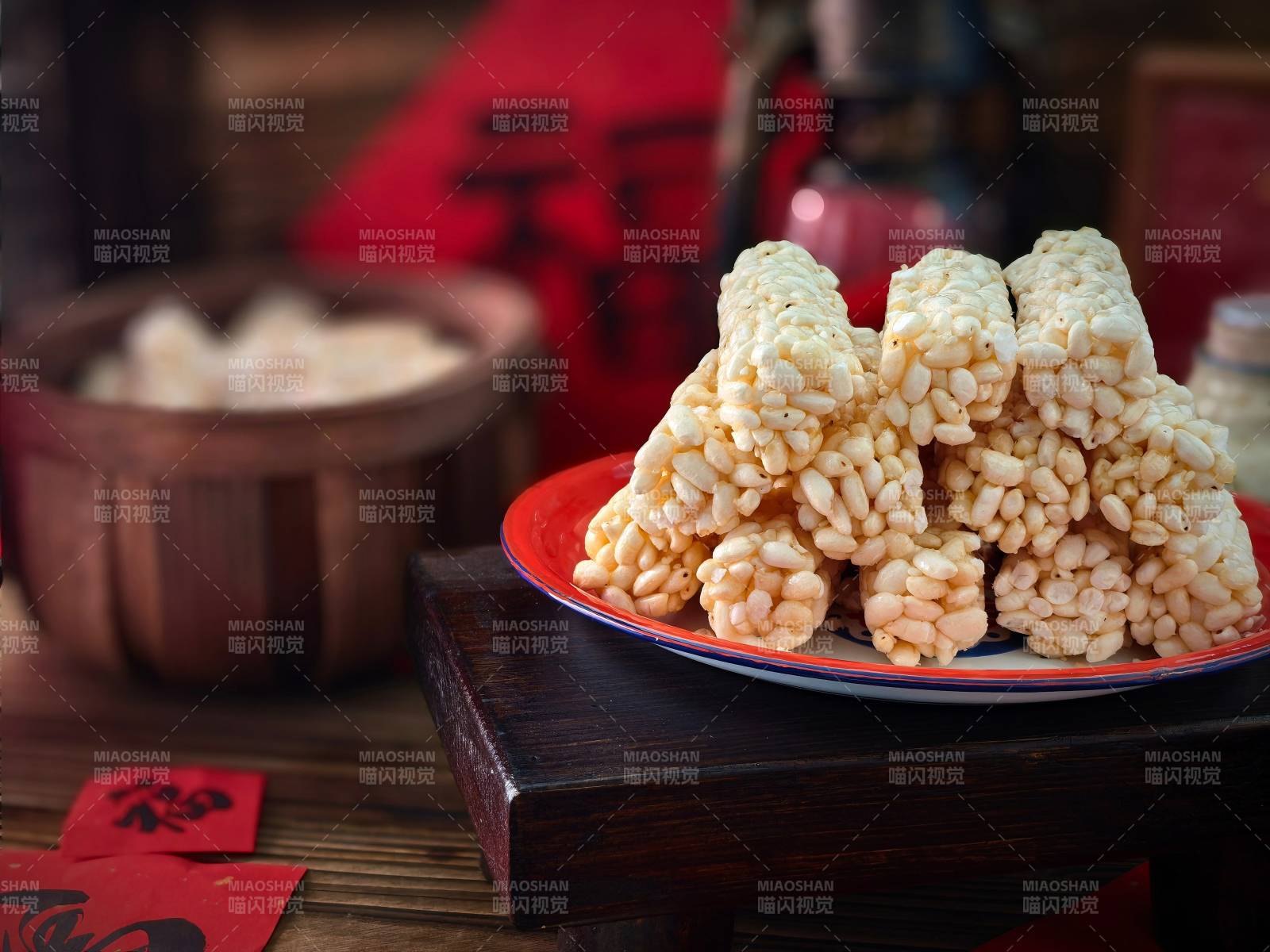 米花桶堆叠盘中图片