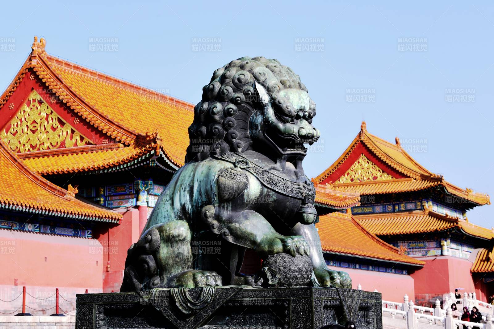 北京故宫镇殿狮王太和门铜狮图片