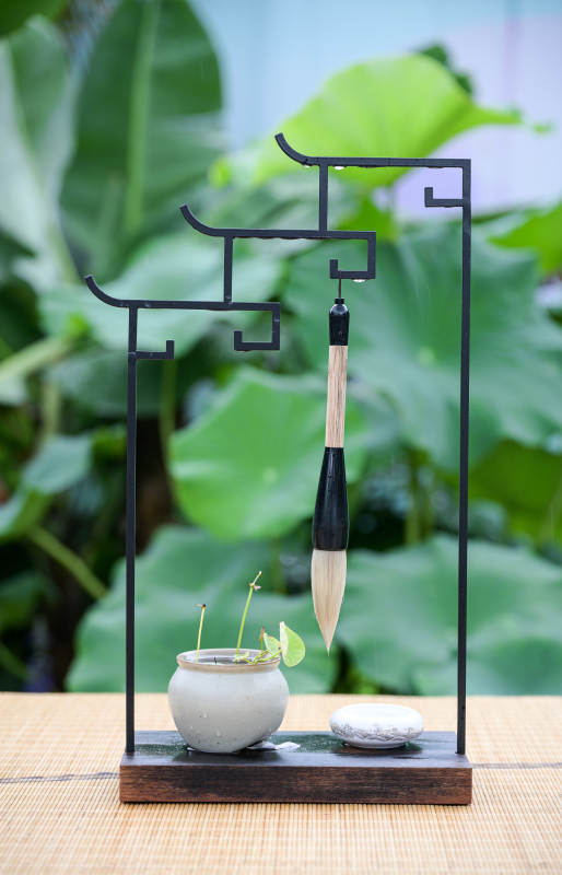 精品碗莲微景观与毛笔摆件特写图片
