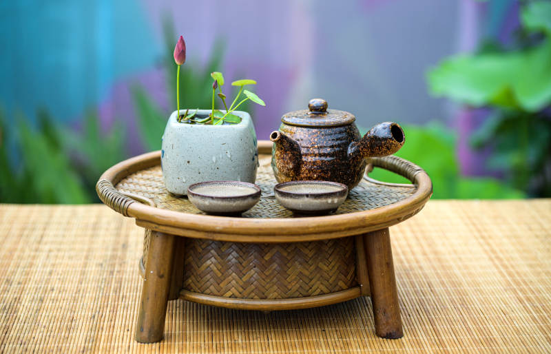 精品碗莲盆栽微景观与中式茶具特写图片