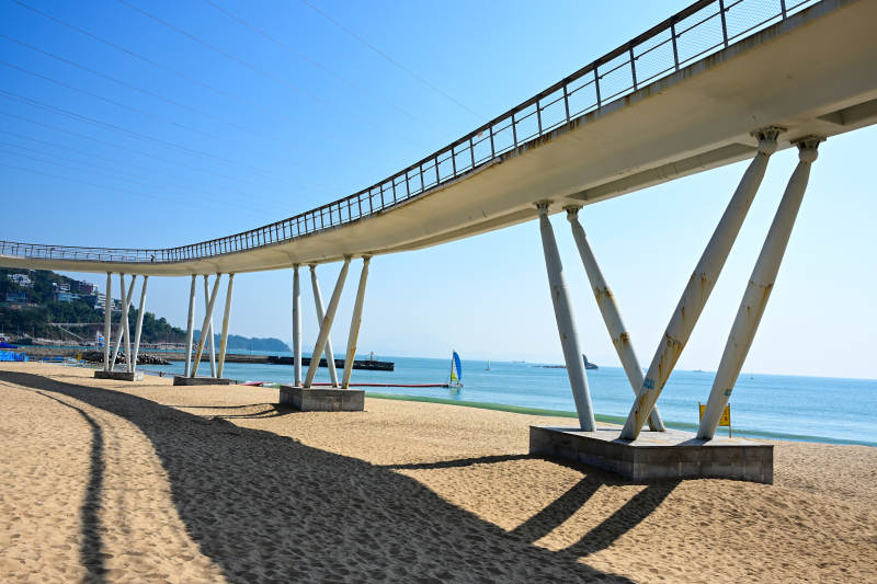 深圳大梅沙海边沙滩上的栈桥与蔚蓝大海景致图片