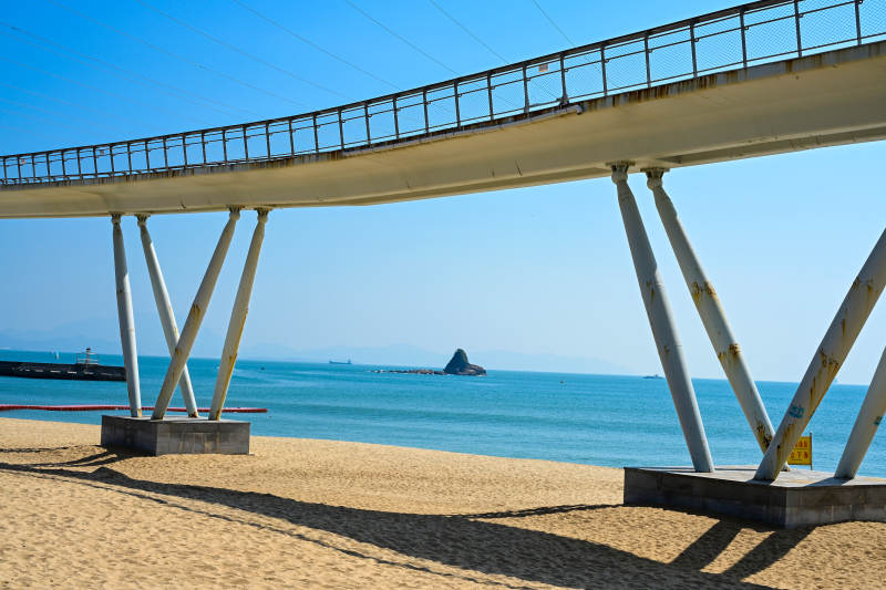 深圳大梅沙海边沙滩上的栈桥与蔚蓝大海景致图片