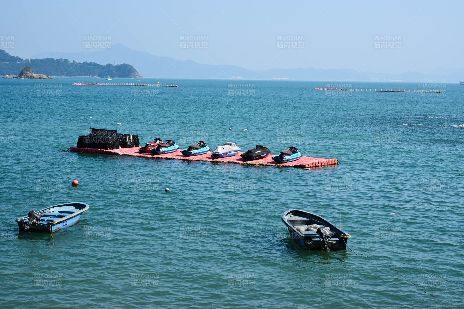 深圳大梅沙海上浮台停放多艘摩托艇景观图片