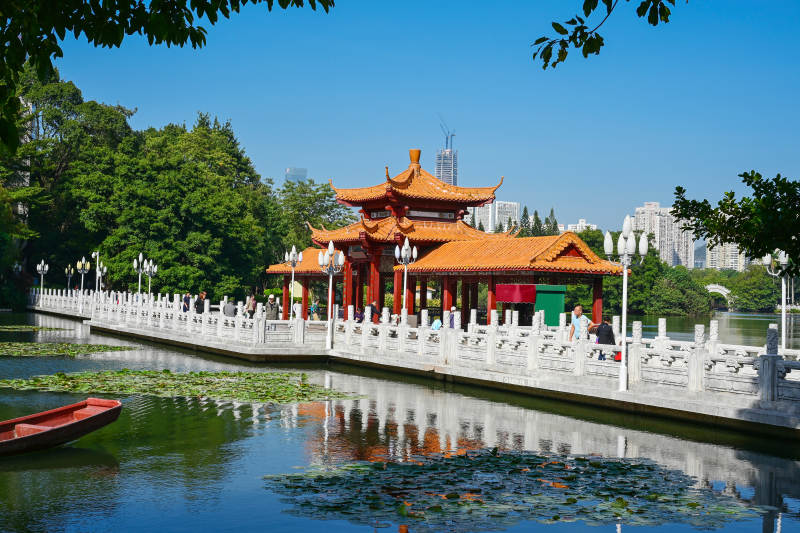 深圳荔枝公园湖畔中式凉亭水榭倒影景观图片