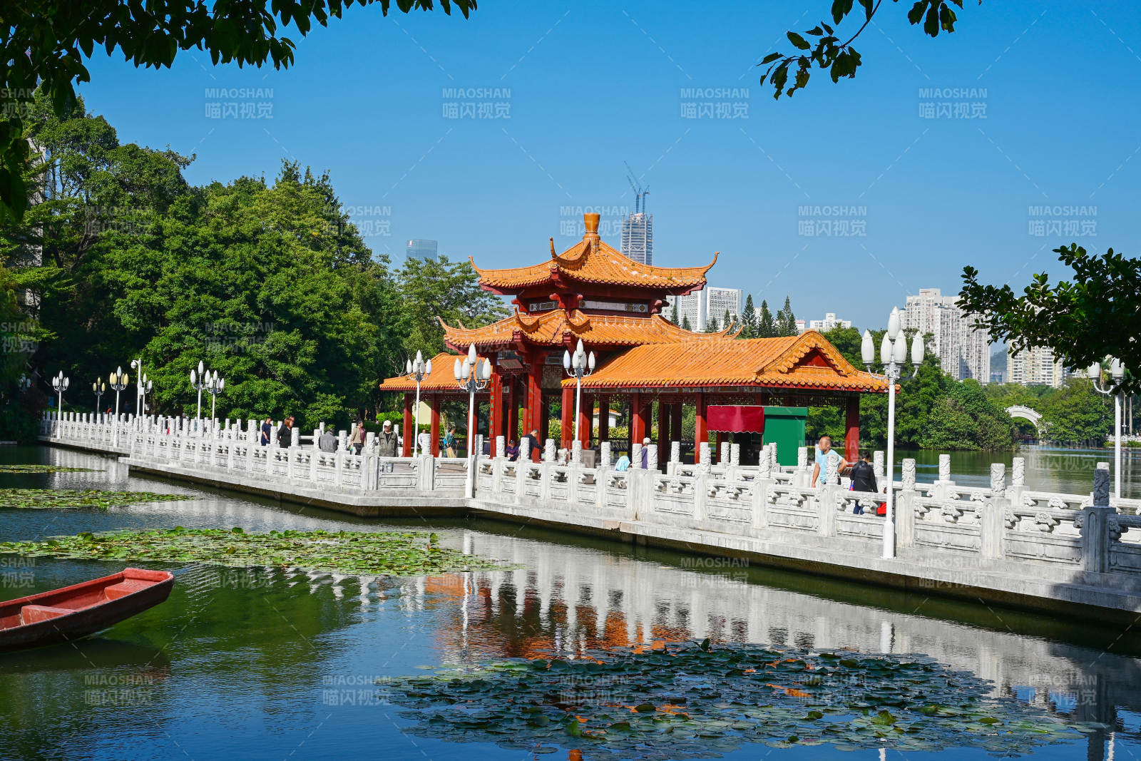 深圳荔枝公园湖畔中式凉亭水榭倒影景观图片