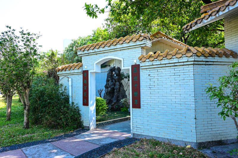 深圳荔枝公园青砖墙月亮门入口传统园林景观图片