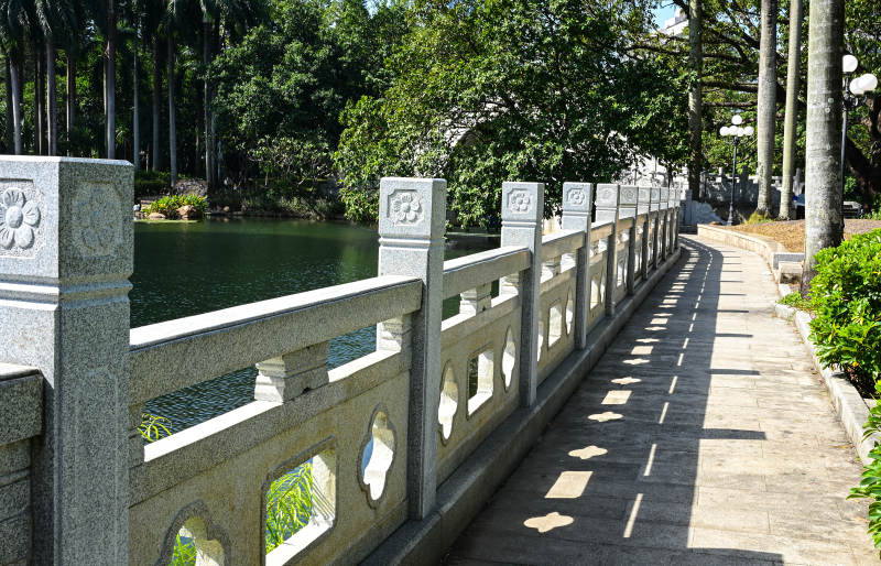 深圳荔枝公园阳光下的中式雕花栏杆步道景观图片