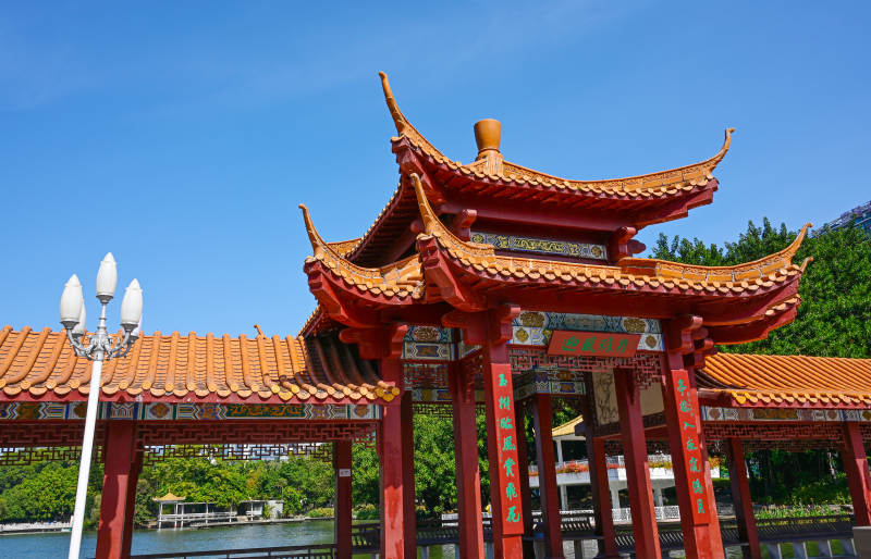 深圳荔枝公园蓝天下的古建筑中式凉亭景观图片