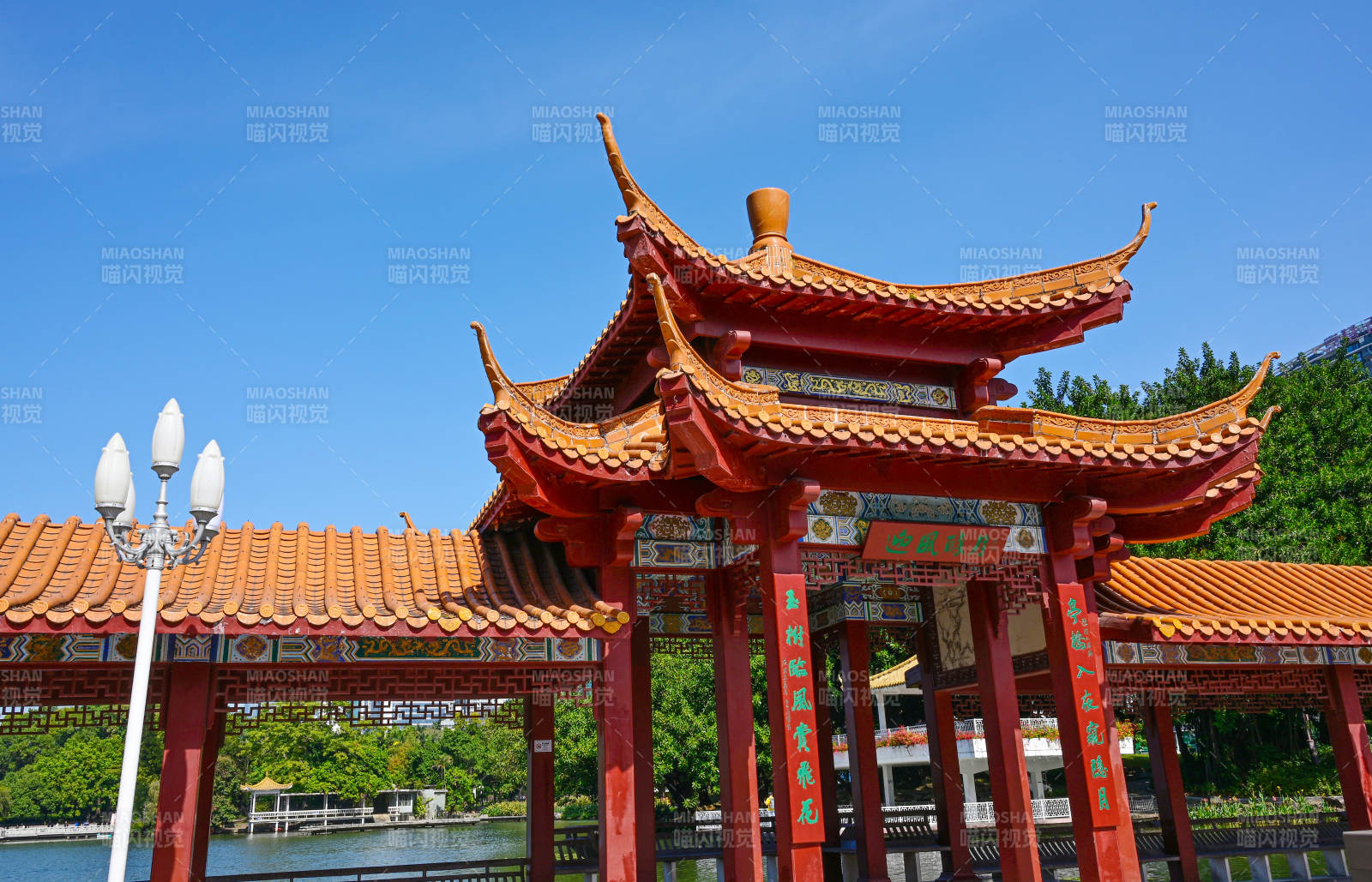 深圳荔枝公园蓝天下的古建筑中式凉亭景观图片