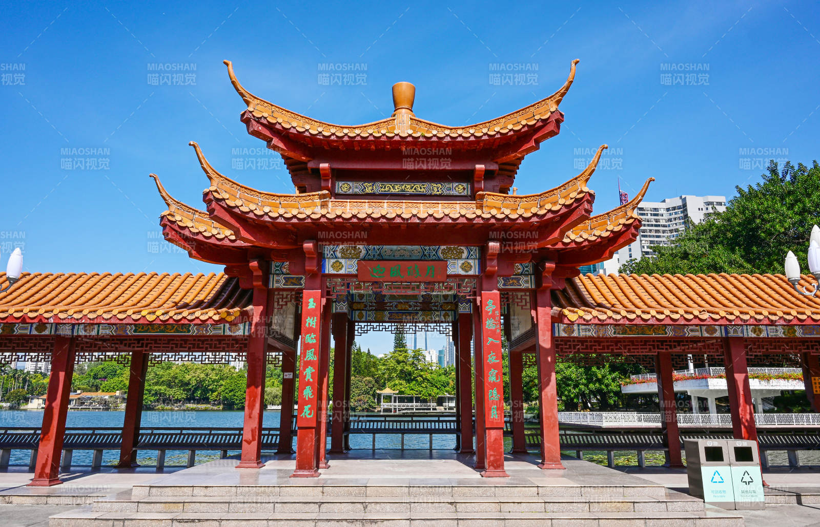 深圳荔枝公园蓝天下的古建筑中式凉亭景观图片