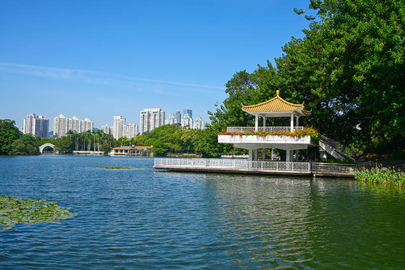 深圳荔枝公园湖边长廊凉亭景观图片