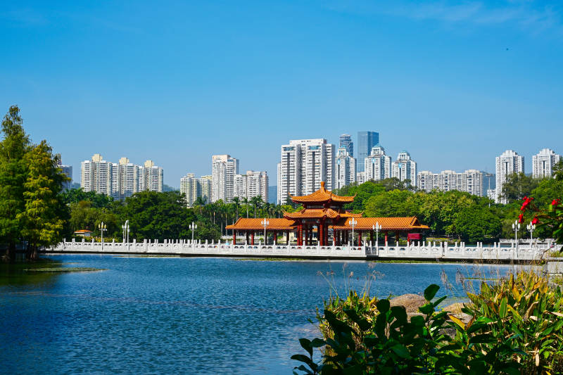 深圳荔枝公园湖畔中式凉亭水榭倒影景观图片