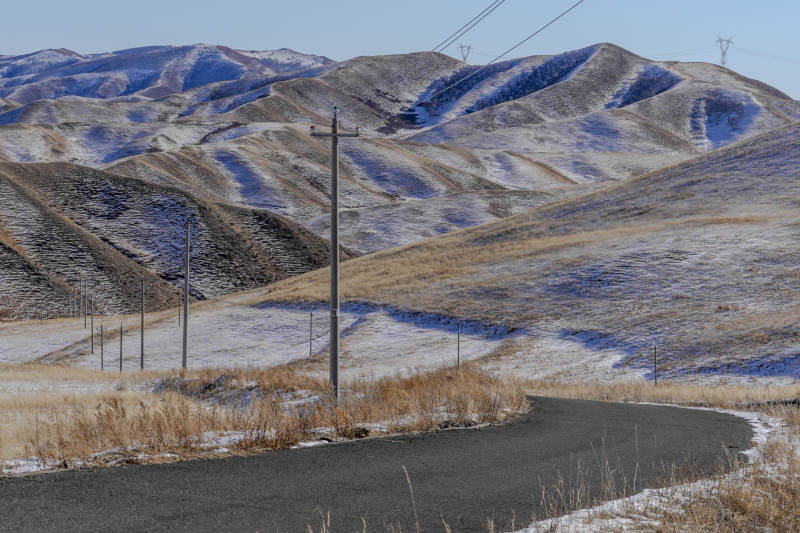 乌兰察布雪覆山峦路蜿蜒图片