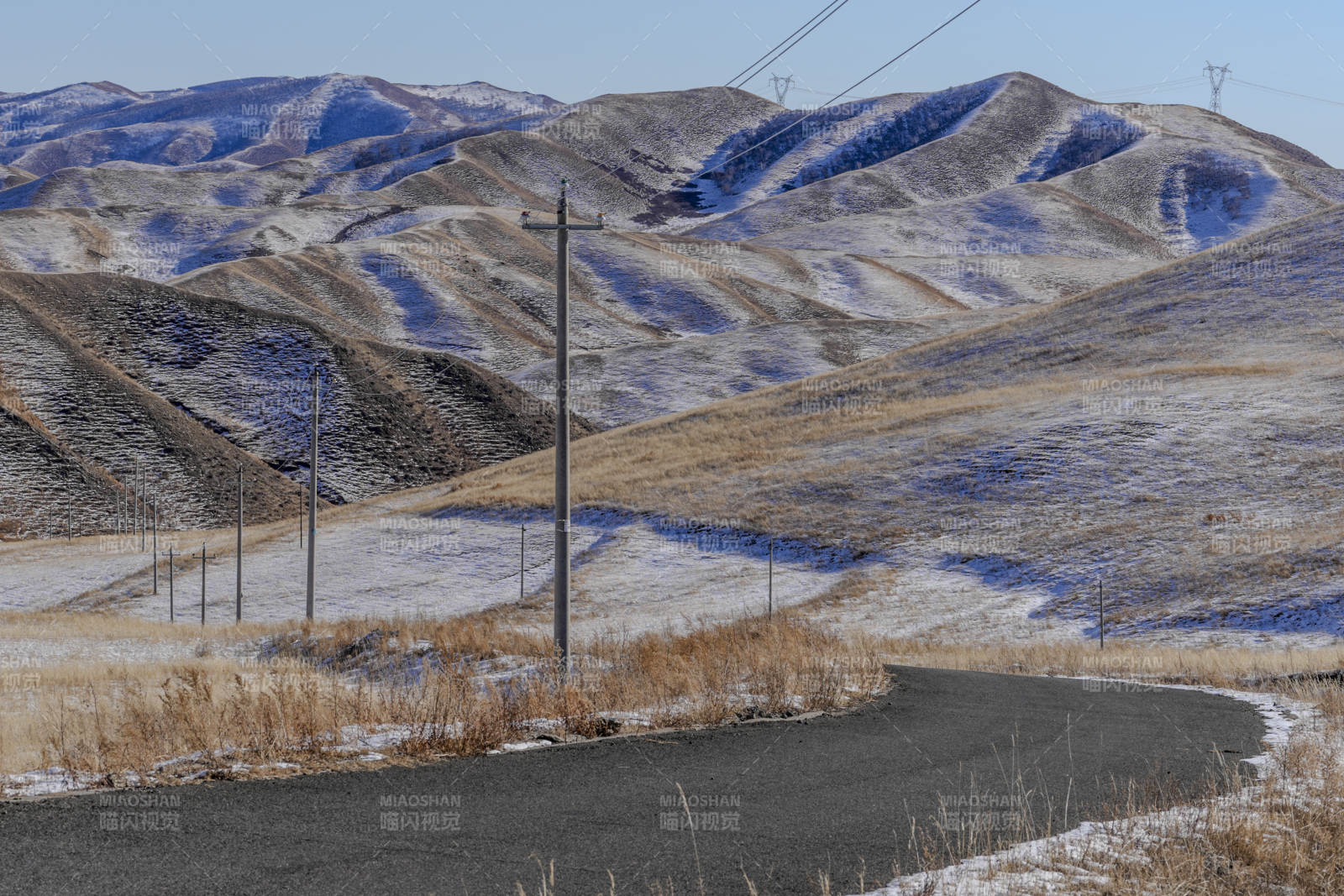 乌兰察布雪覆山峦路蜿蜒图片