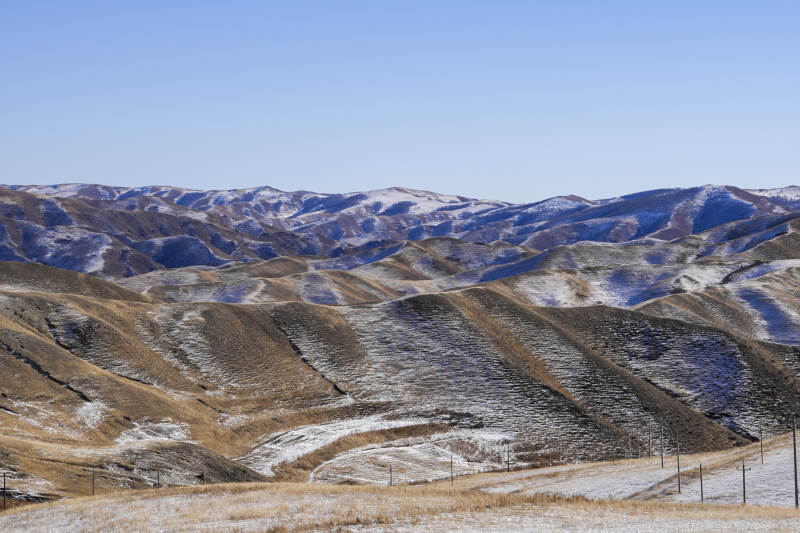 乌兰察布雪山连绵 荒原静谧图片