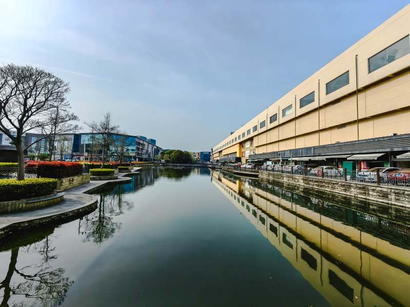 浙江海宁皮革城商业街临水建筑图片