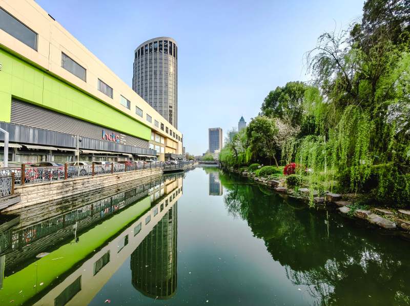 浙江海宁皮革城河道旁的现代文旅街区图片