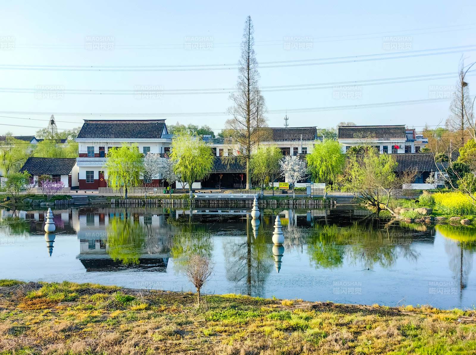 湖畔古建筑倒影 浙江图片