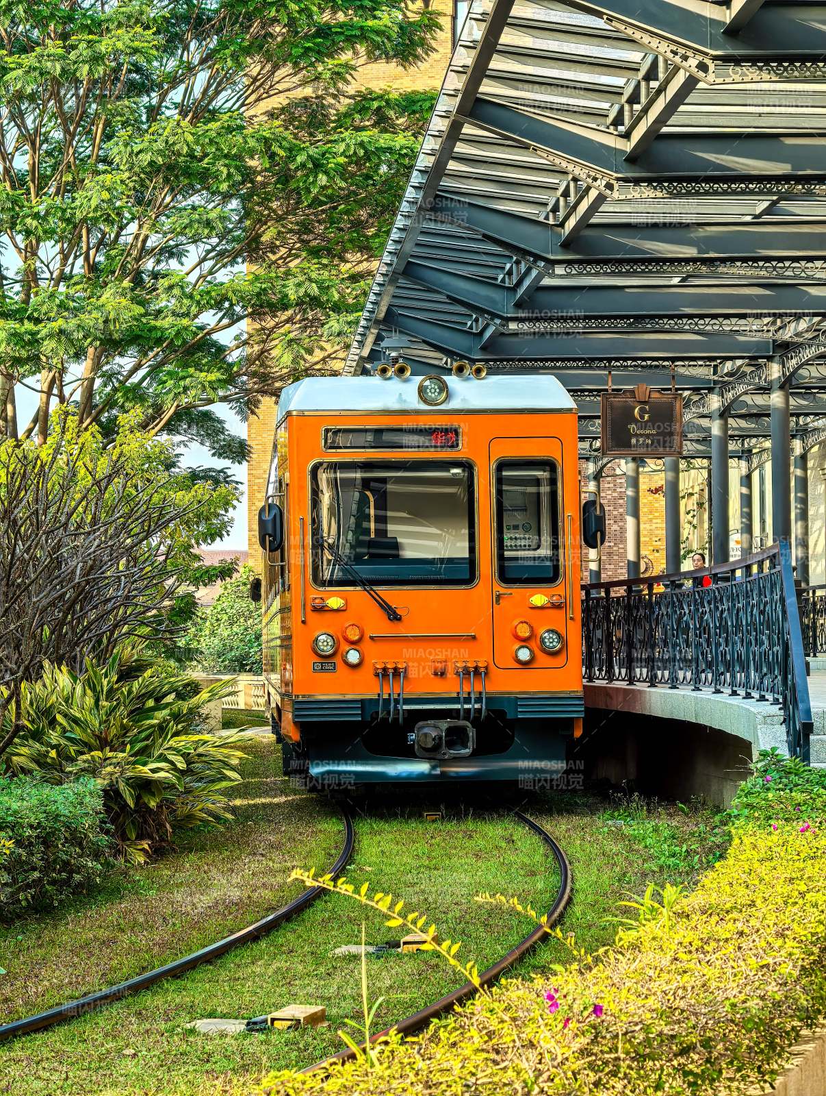 东莞松山湖华为欧洲小镇园区小火车停靠图片