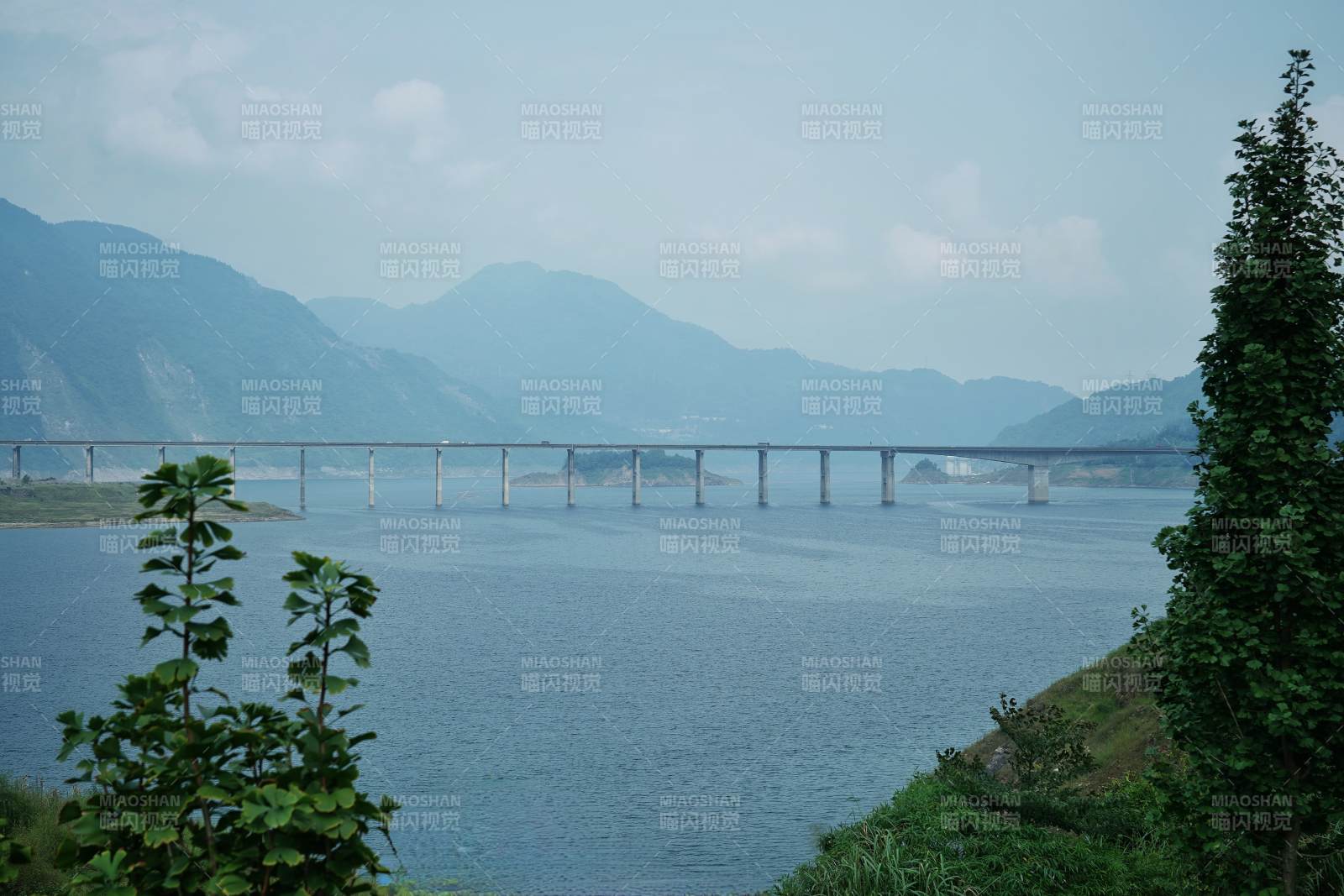 紫坪铺水库山水桥影图片